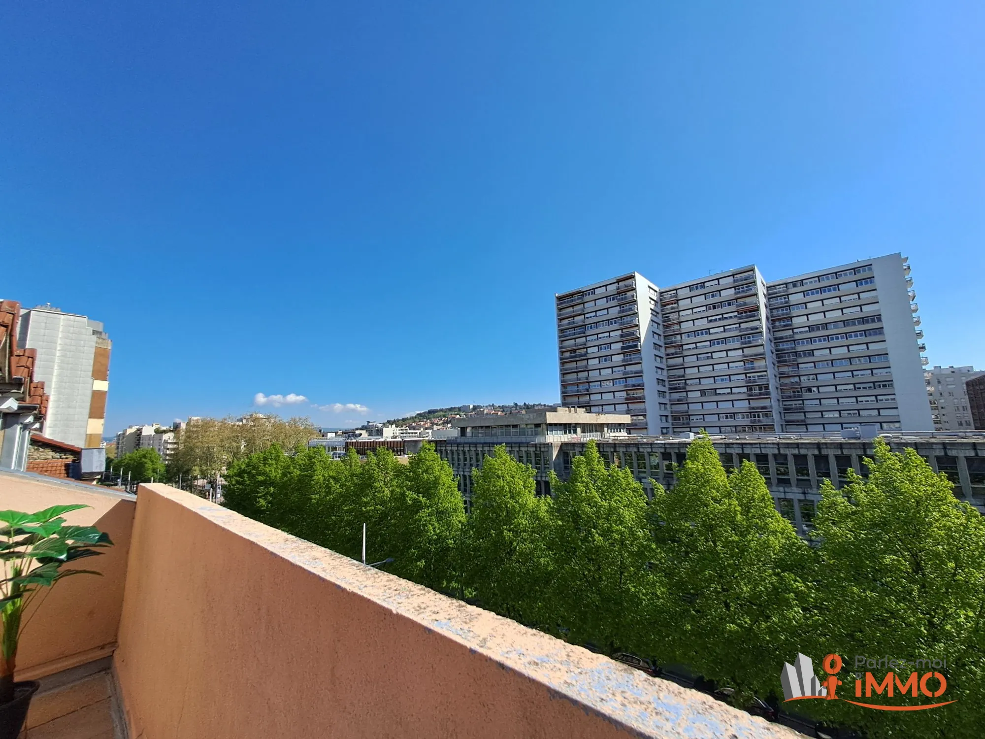 Magnifique appartement traversant de 69m² avec terrasse à Saint-Étienne 