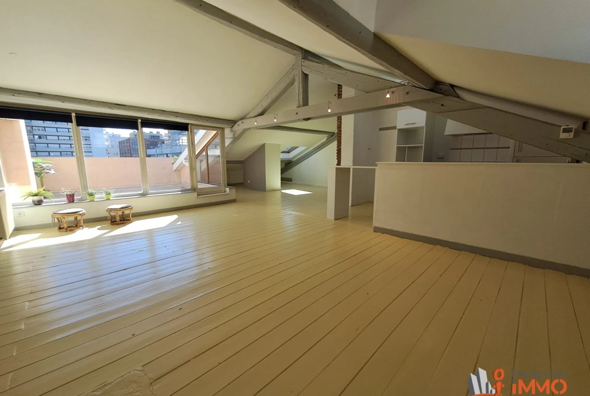 Magnifique appartement traversant de 69m² avec terrasse à Saint-Étienne 