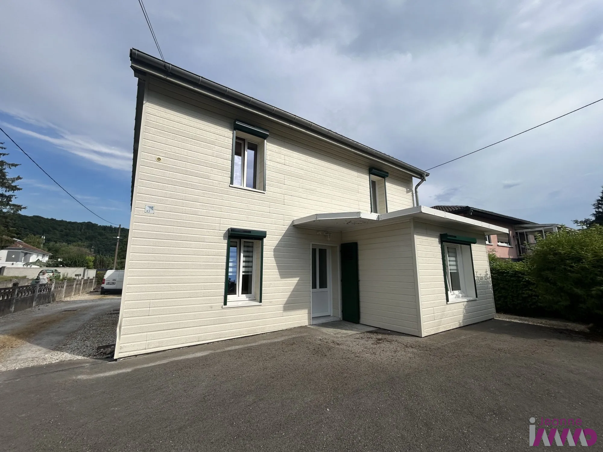Maison à vendre à Valentigney – 3 chambres, terrasse, garage et panneaux solaires 