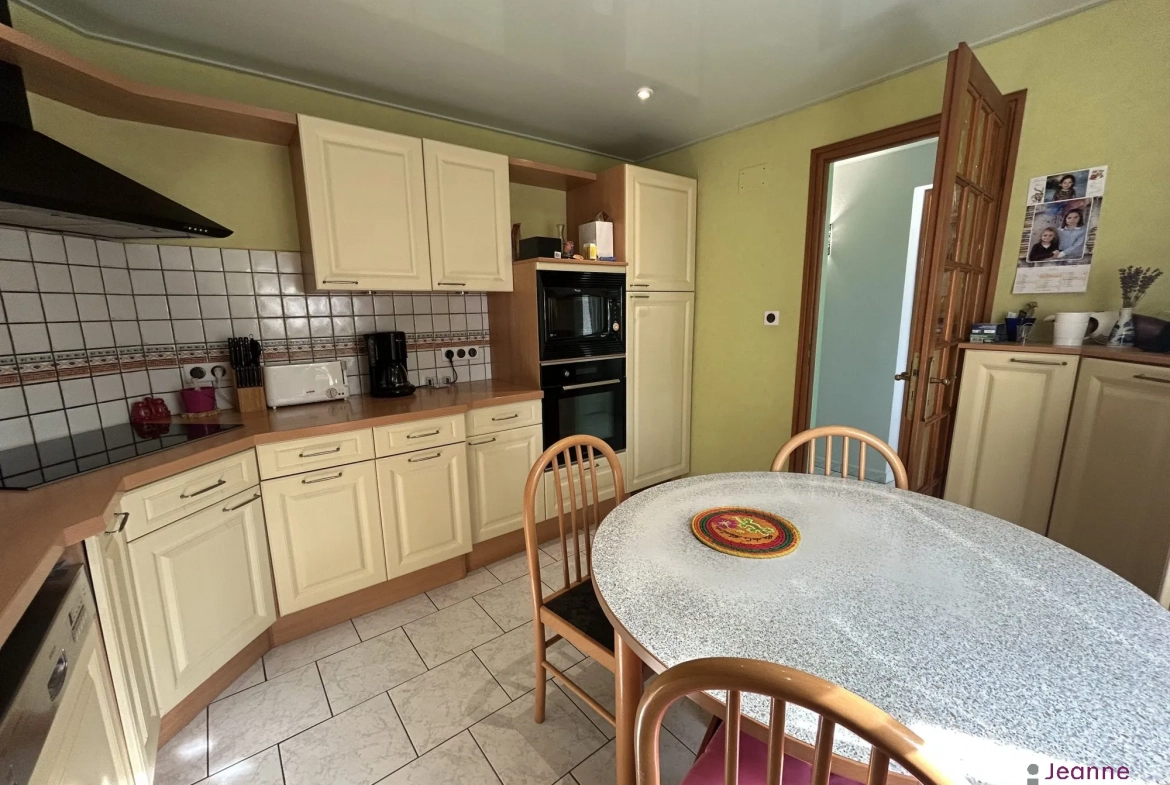 Maison à vendre à Valentigney – 3 chambres, terrasse, garage et panneaux solaires 