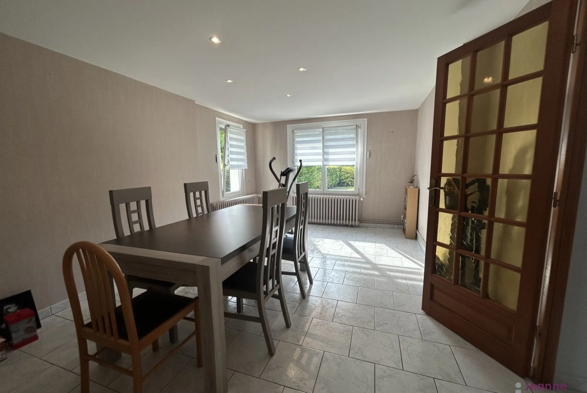 Maison à vendre à Valentigney – 3 chambres, terrasse, garage et panneaux solaires 