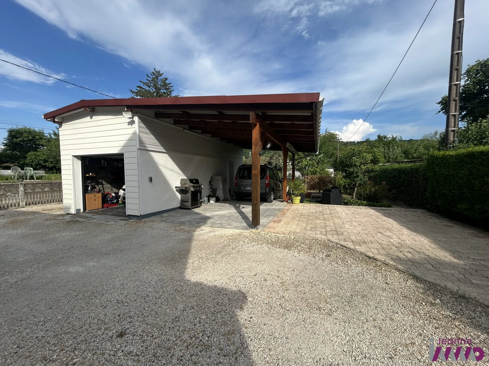 Maison à vendre à Valentigney – 3 chambres, terrasse, garage et panneaux solaires 