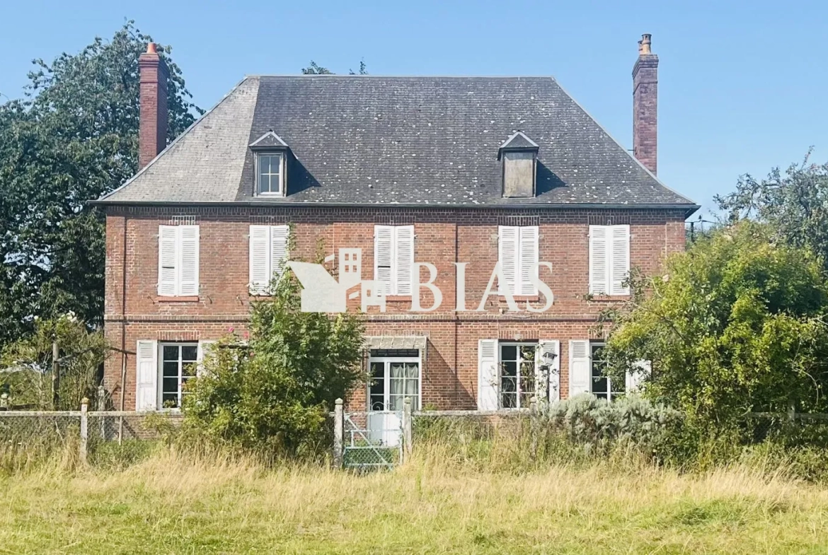 Ancien corps de ferme en briques à restaurer à Bernay avec grand terrain 