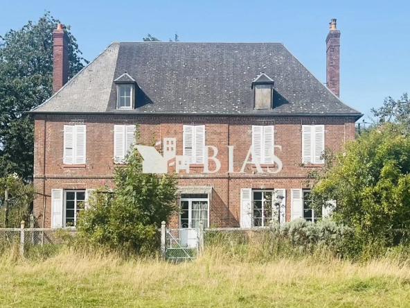 Ancien corps de ferme en briques à restaurer à Bernay avec grand terrain