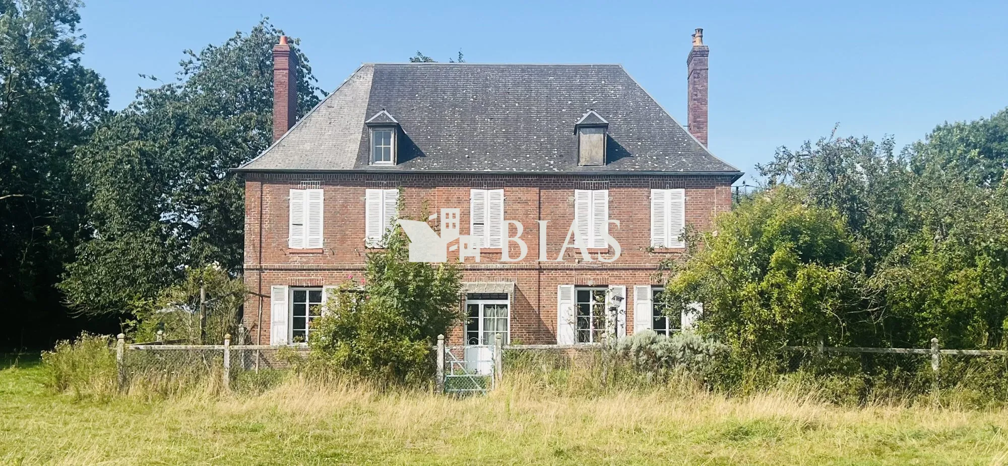 Ancien corps de ferme en briques à restaurer à Bernay avec grand terrain 