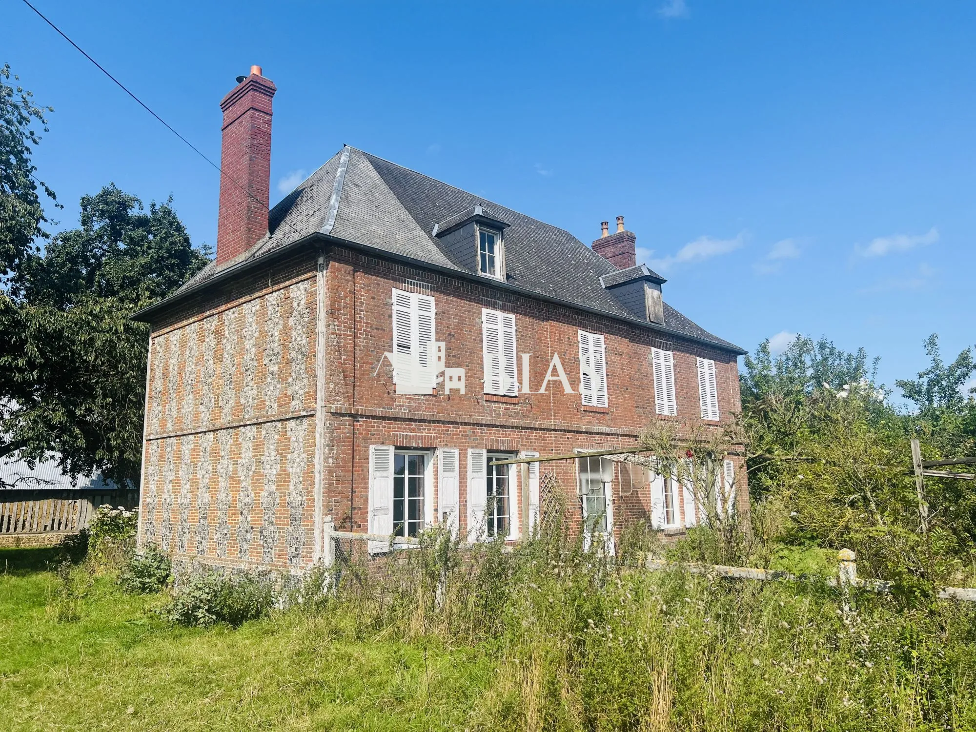 Ancien corps de ferme en briques à restaurer à Bernay avec grand terrain 