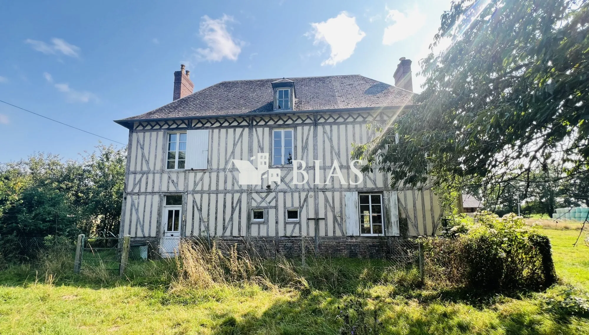 Ancien corps de ferme en briques à restaurer à Bernay avec grand terrain 
