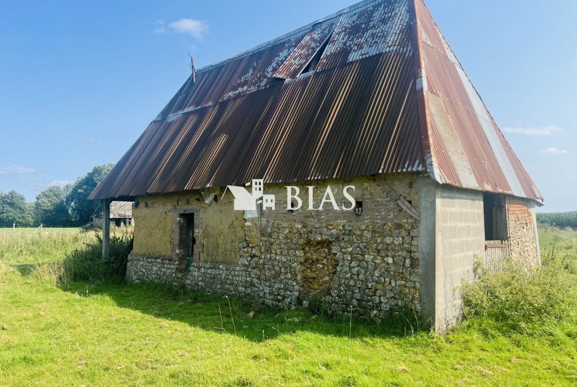Ancien corps de ferme en briques à restaurer à Bernay avec grand terrain 