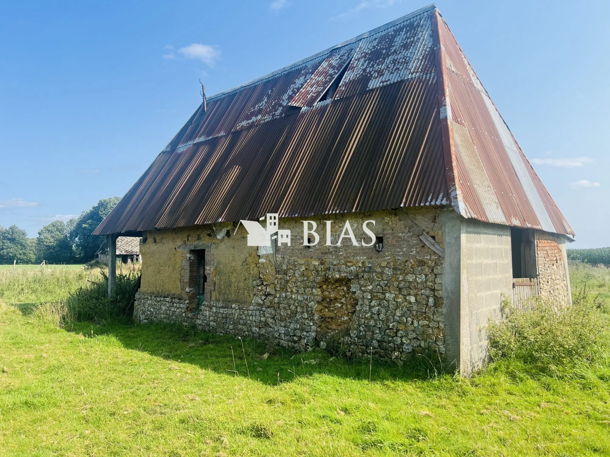 Ancien corps de ferme en briques à restaurer à Bernay avec grand terrain 