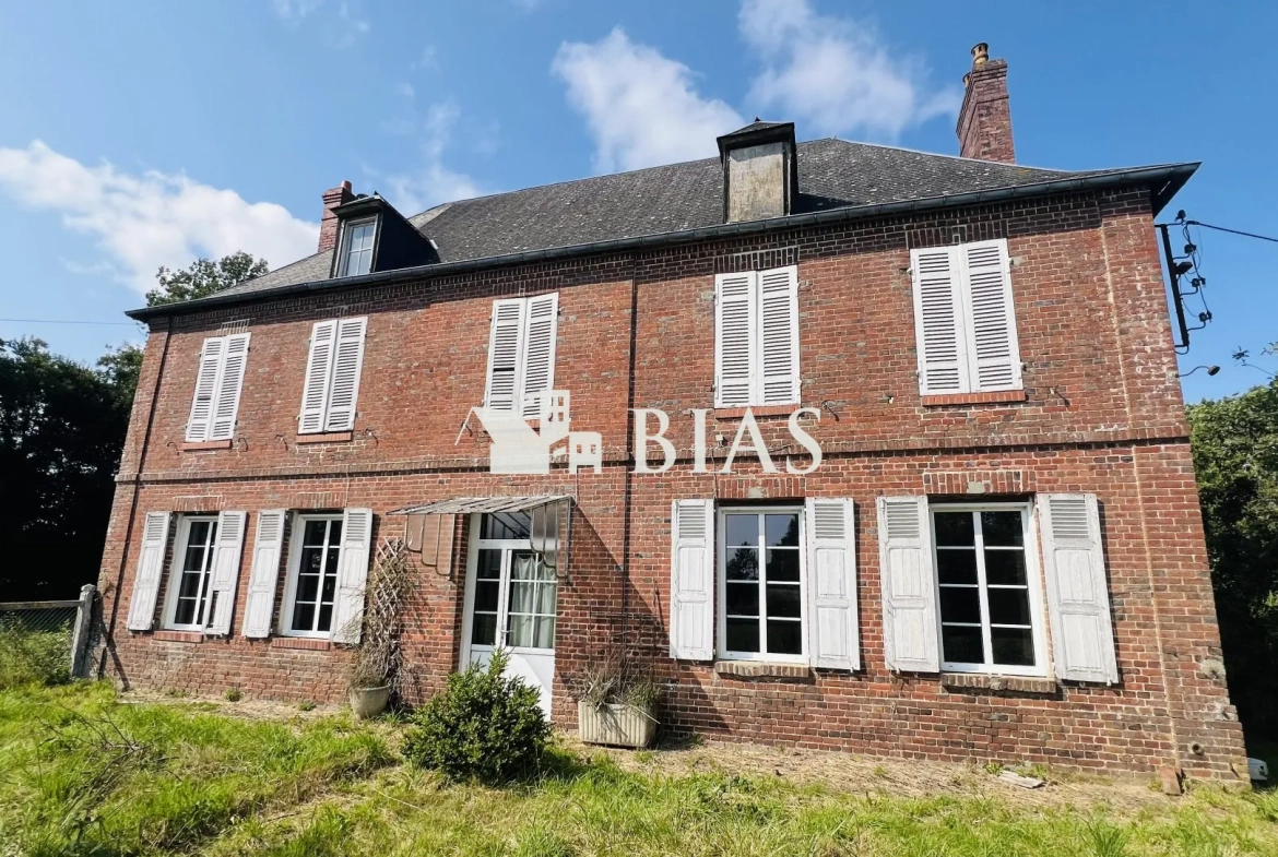 Ancien corps de ferme en briques à restaurer à Bernay avec grand terrain 