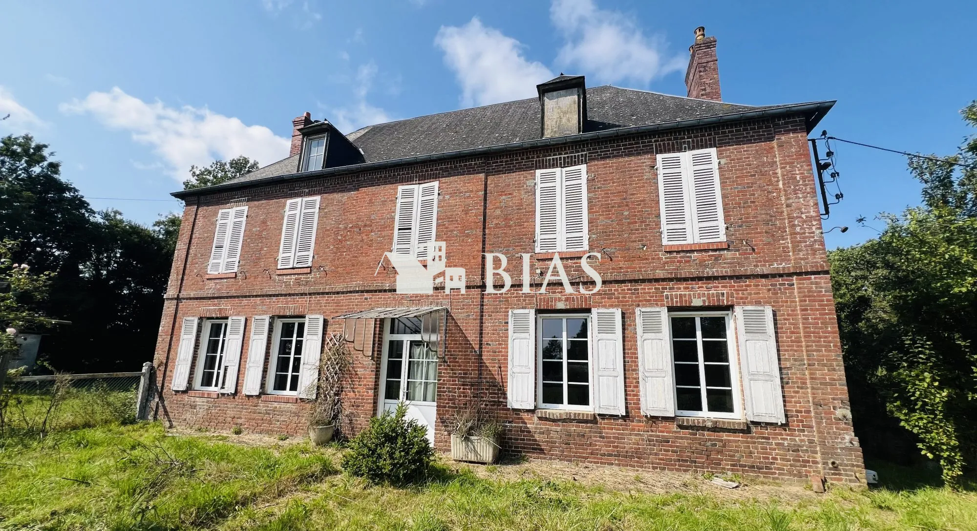 Ancien corps de ferme en briques à restaurer à Bernay avec grand terrain 