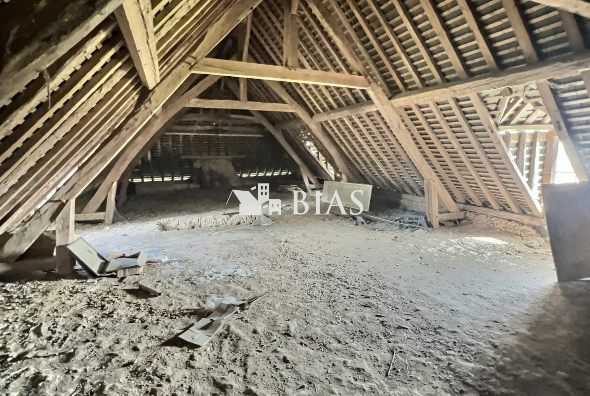 Ancien corps de ferme en briques à restaurer à Bernay avec grand terrain 