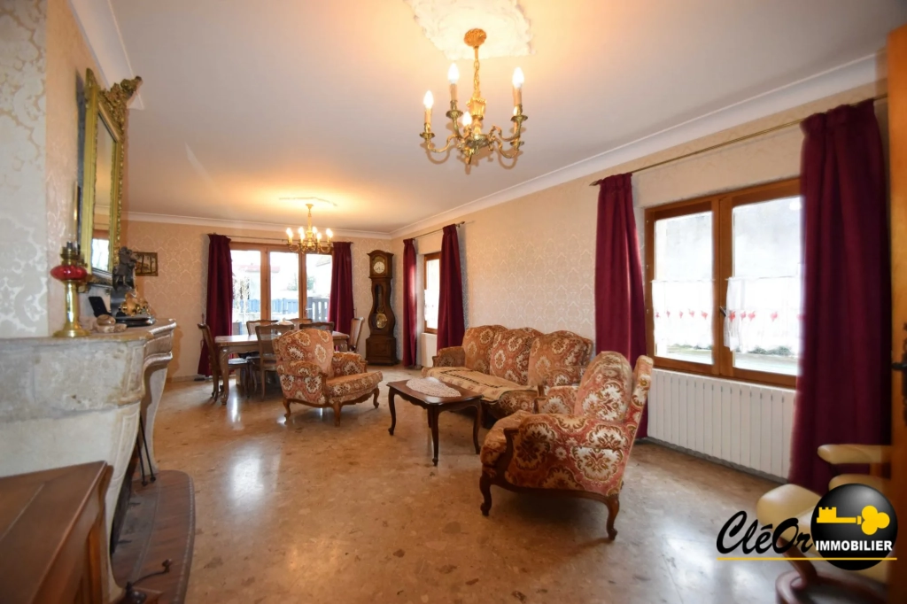 Maison à vendre à Chaussin avec 4 chambres, garage et terrain clos