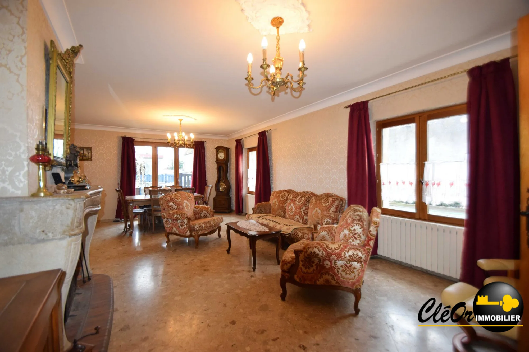 Maison à vendre à Chaussin avec 4 chambres, garage et terrain clos 