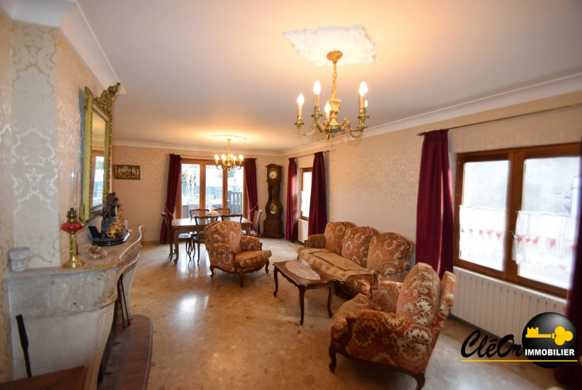 Maison à vendre à Chaussin avec 4 chambres, garage et terrain clos 
