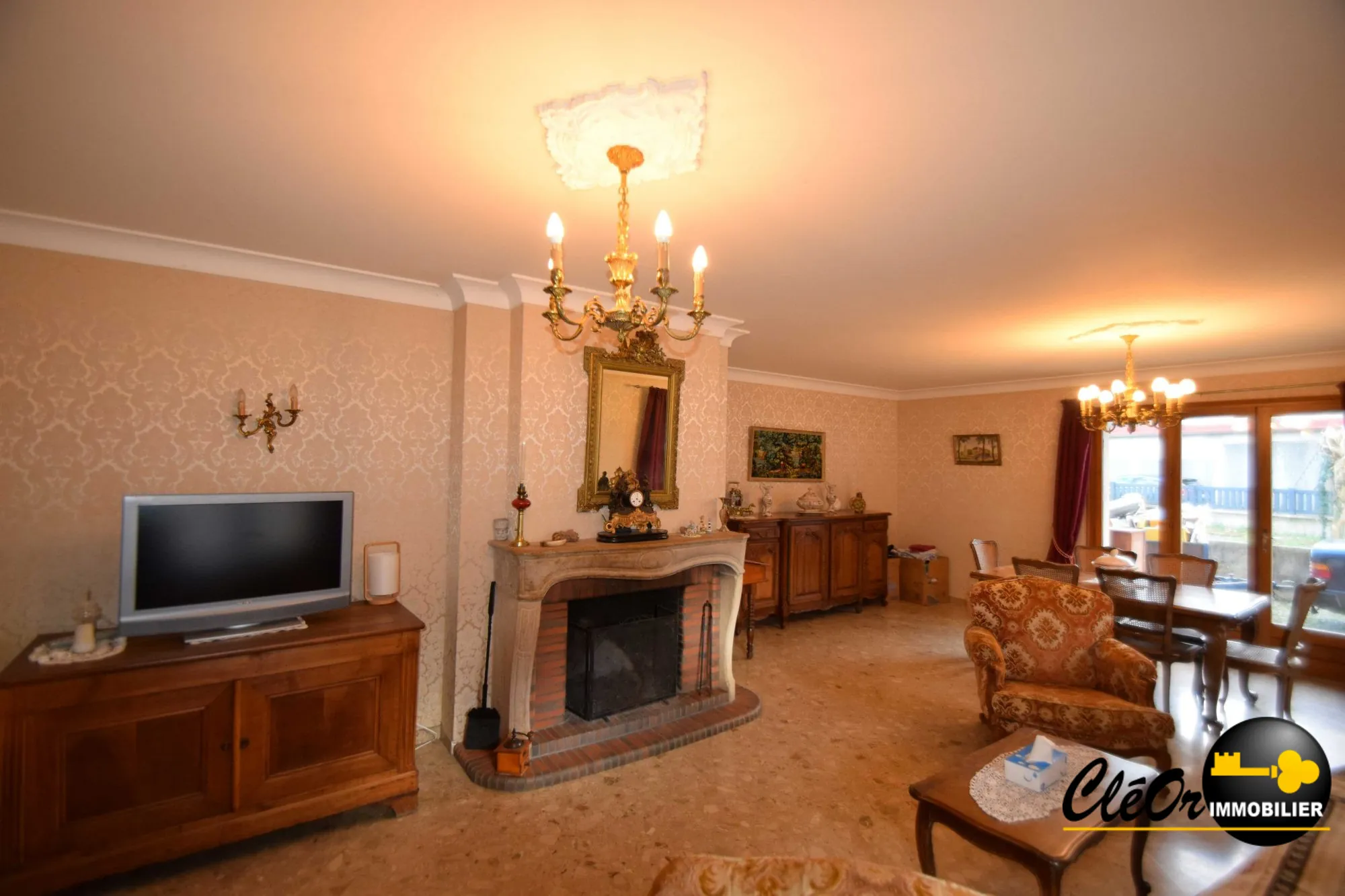 Maison à vendre à Chaussin avec 4 chambres, garage et terrain clos 