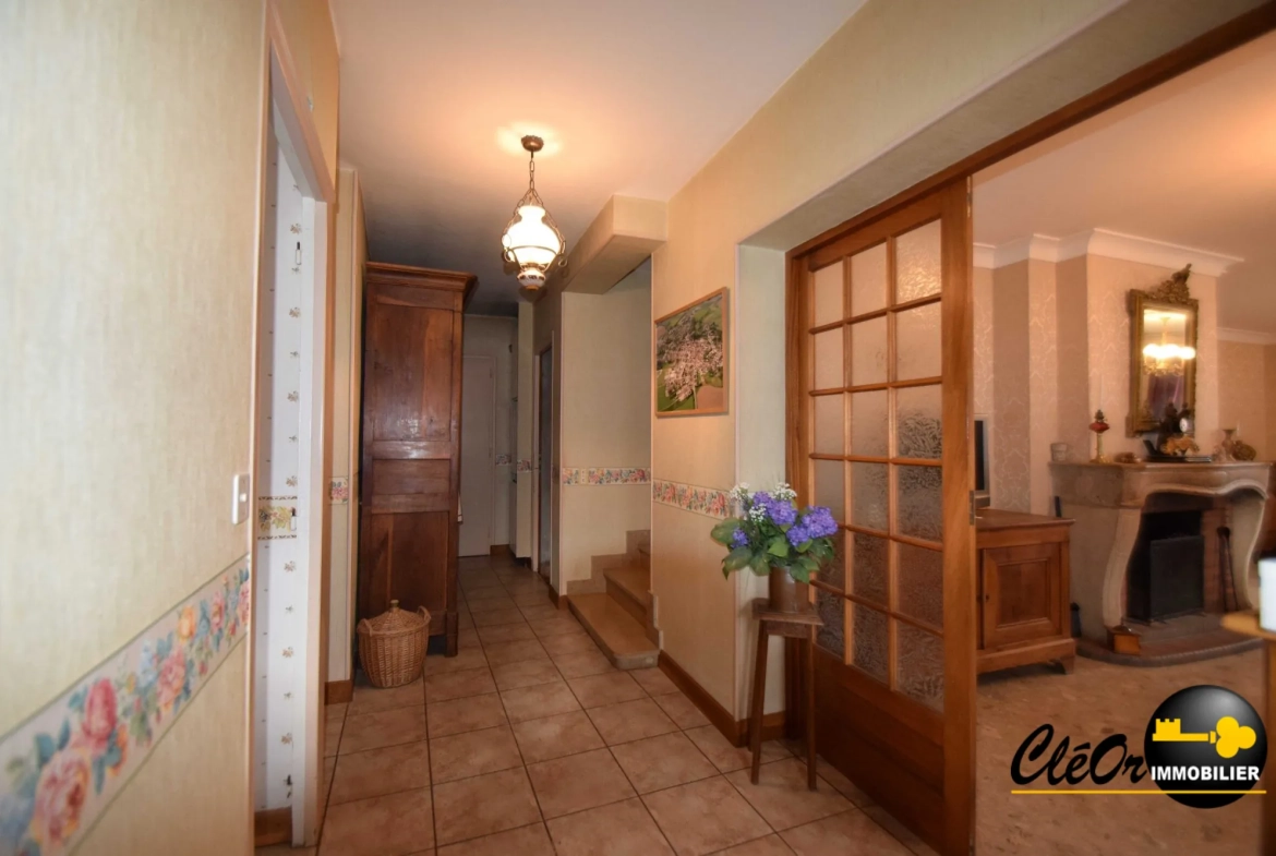 Maison à vendre à Chaussin avec 4 chambres, garage et terrain clos 