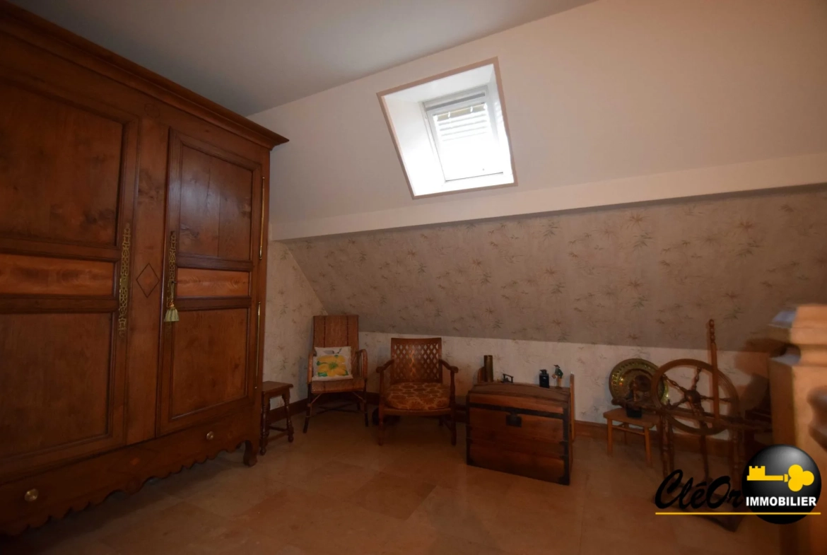 Maison à vendre à Chaussin avec 4 chambres, garage et terrain clos 