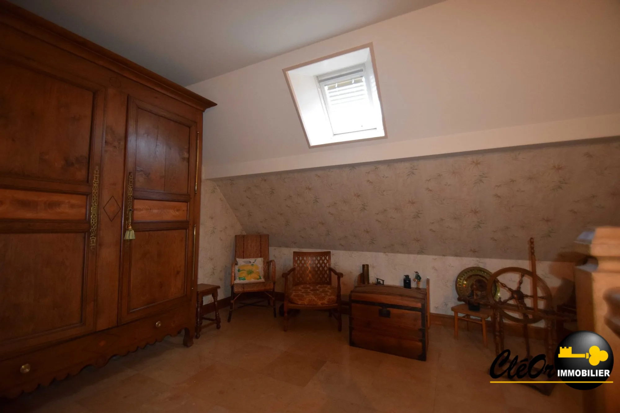 Maison à vendre à Chaussin avec 4 chambres, garage et terrain clos 