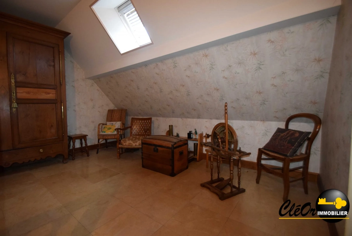 Maison à vendre à Chaussin avec 4 chambres, garage et terrain clos 
