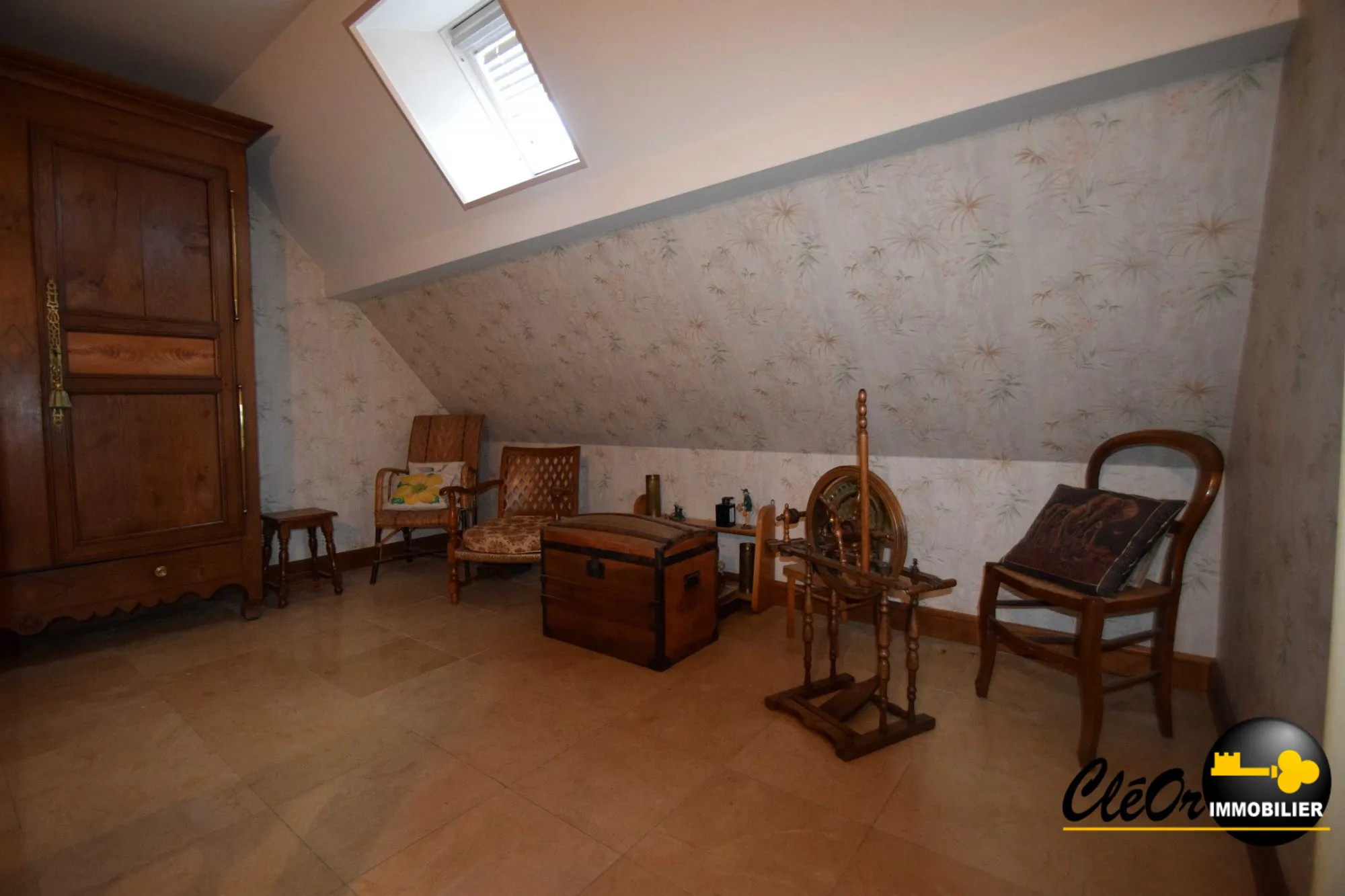 Maison à vendre à Chaussin avec 4 chambres, garage et terrain clos 
