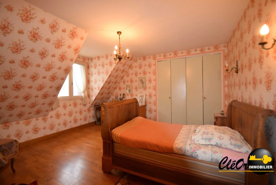 Maison à vendre à Chaussin avec 4 chambres, garage et terrain clos 