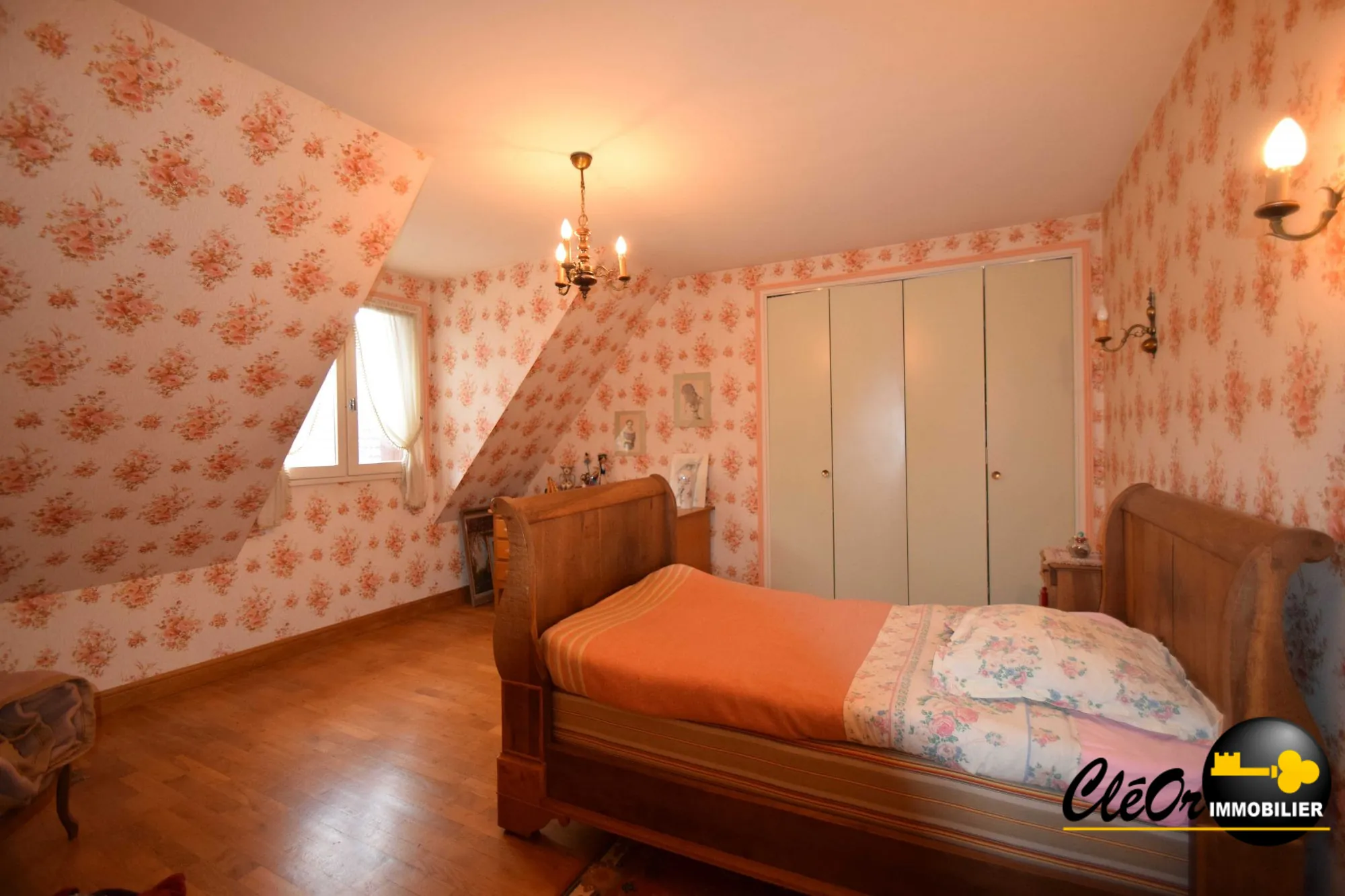 Maison à vendre à Chaussin avec 4 chambres, garage et terrain clos 