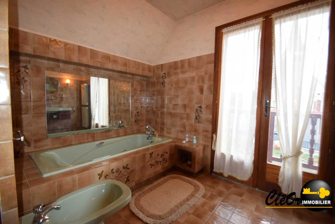 Maison à vendre à Chaussin avec 4 chambres, garage et terrain clos 