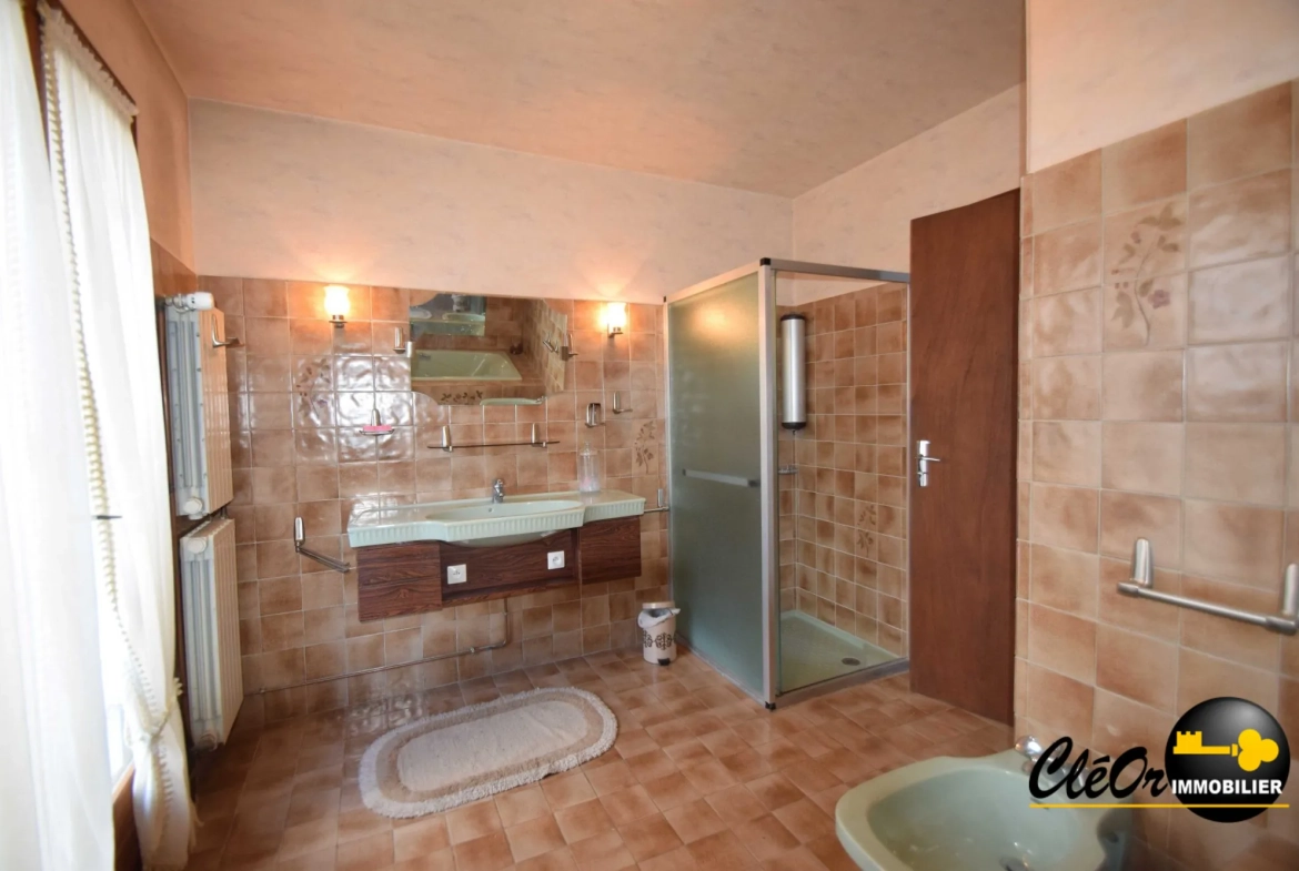 Maison à vendre à Chaussin avec 4 chambres, garage et terrain clos 