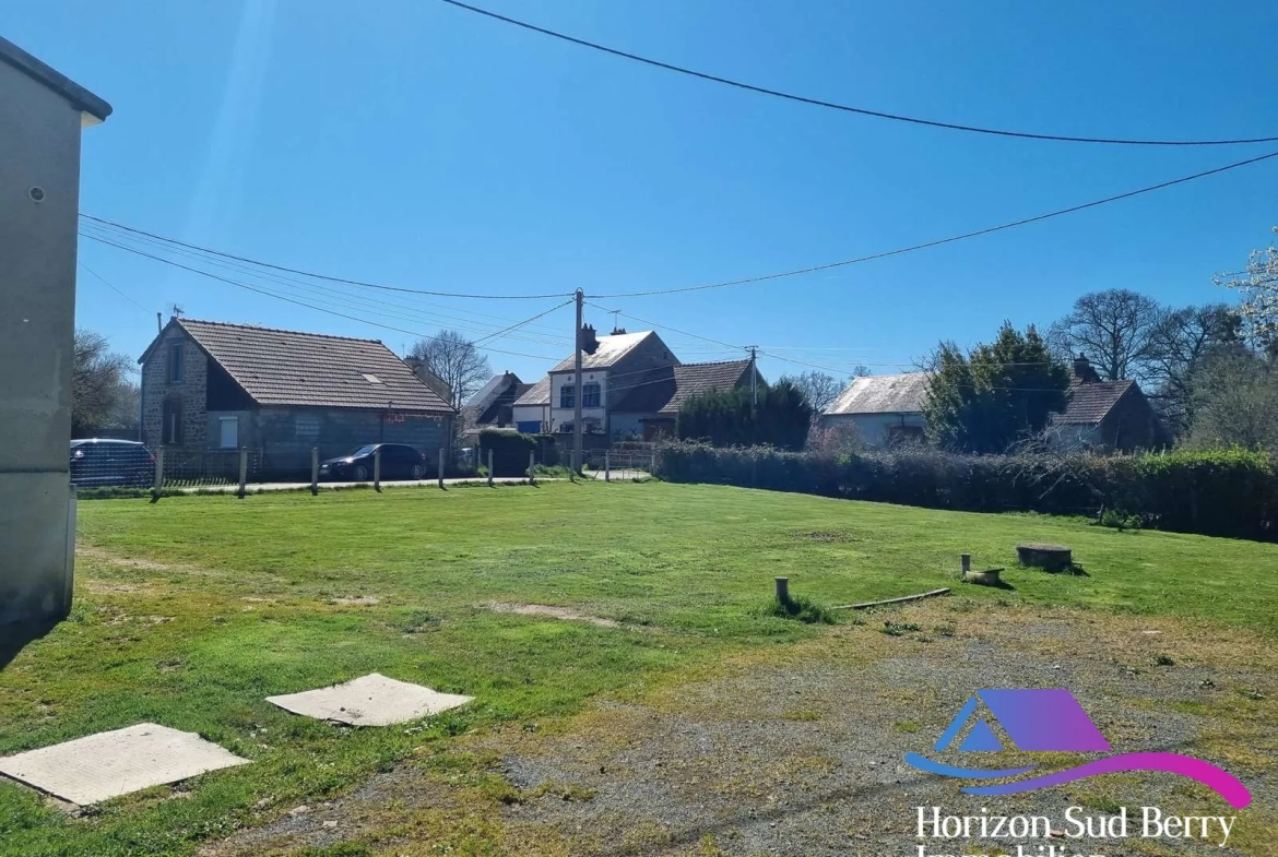 jardin et fosse récente Maison de campagne à rénover avec grand jardin à Nouziers, Creuse 