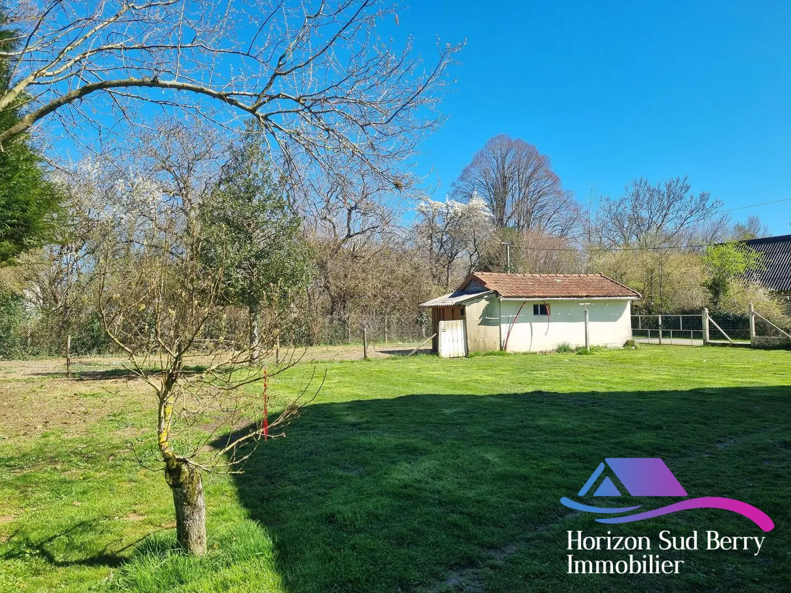 jardin et garage Maison de campagne à rénover avec grand jardin à Nouziers, Creuse 