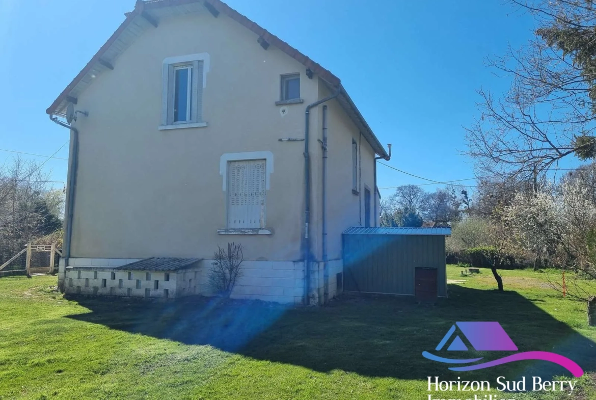 pignon et arrière Maison de campagne à rénover avec grand jardin à Nouziers, Creuse 
