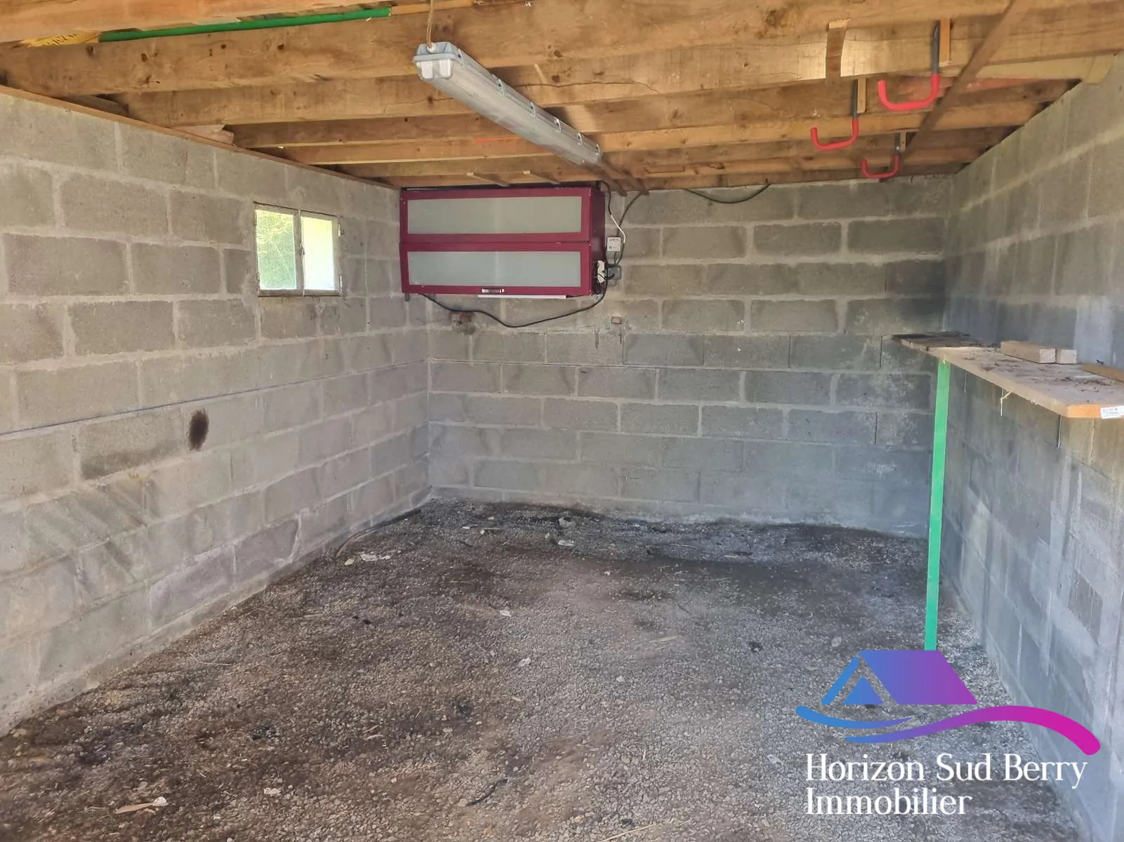 garage Maison de campagne à rénover avec grand jardin à Nouziers, Creuse 