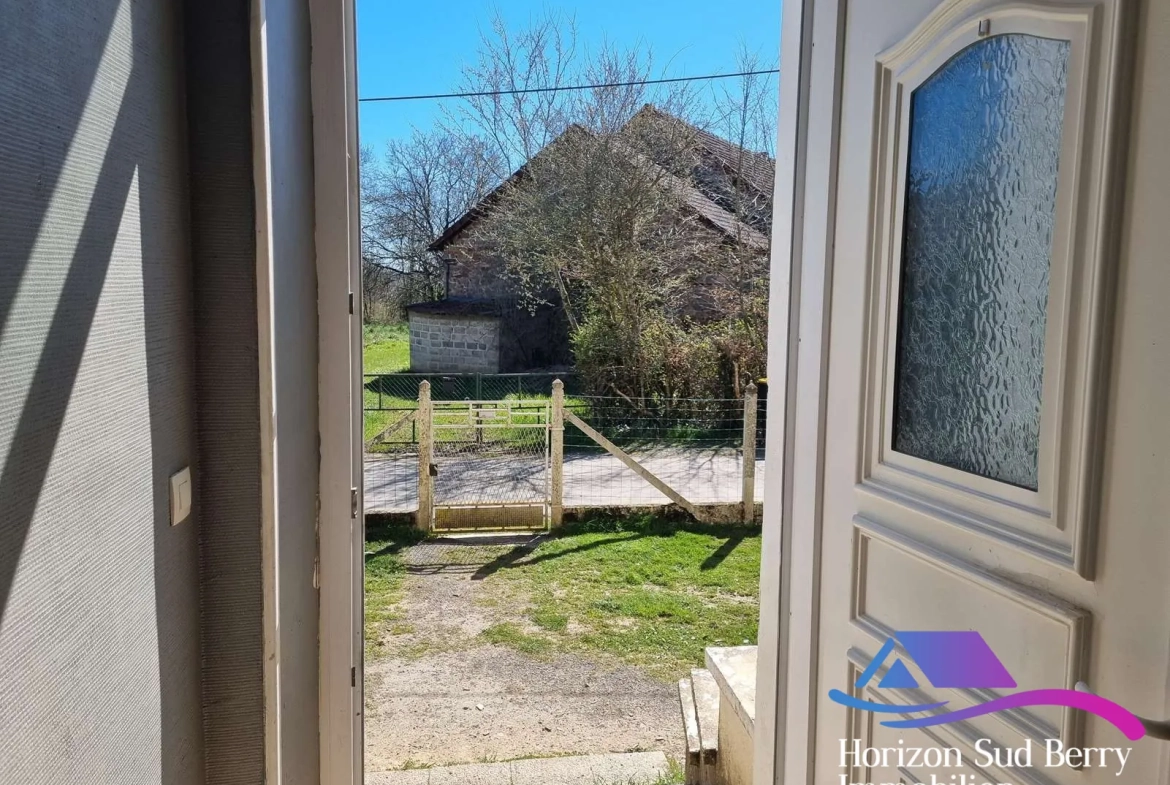 vue de l'entrée Maison de campagne à rénover avec grand jardin à Nouziers, Creuse 