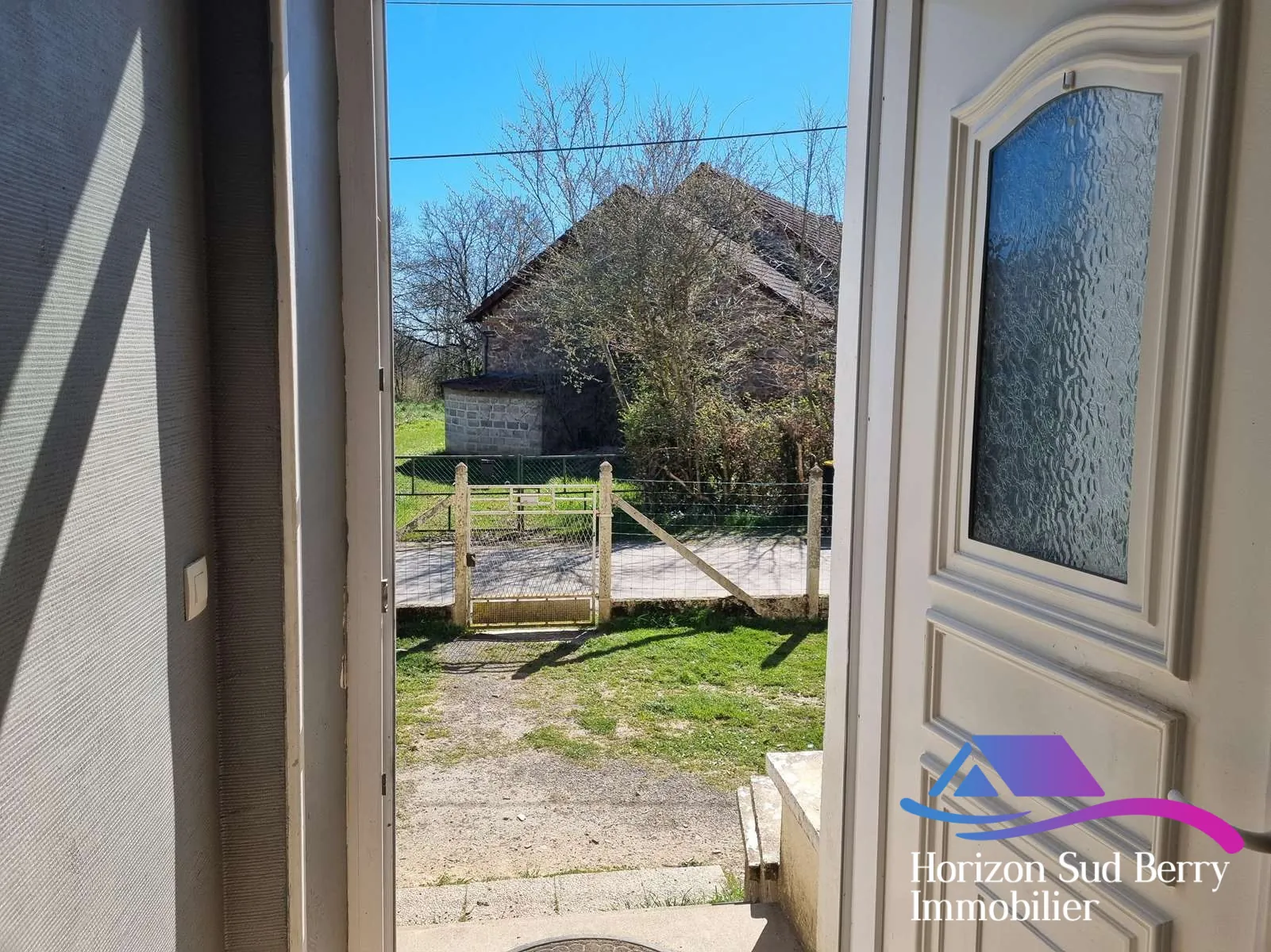 vue de l'entrée Maison de campagne à rénover avec grand jardin à Nouziers, Creuse 