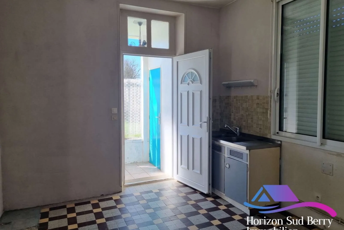 sortie de la cuisine Maison de campagne à rénover avec grand jardin à Nouziers, Creuse 