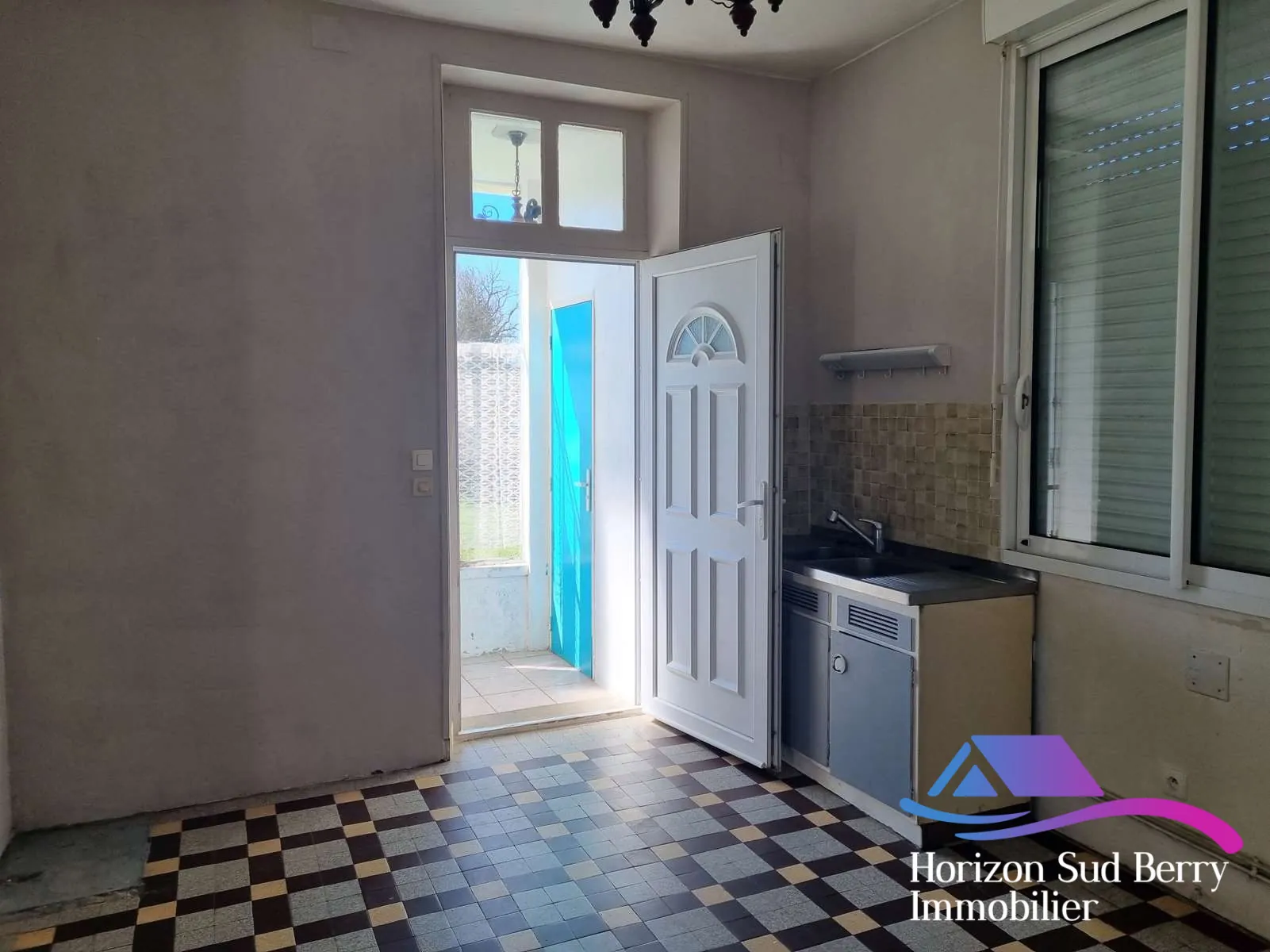 sortie de la cuisine Maison de campagne à rénover avec grand jardin à Nouziers, Creuse 