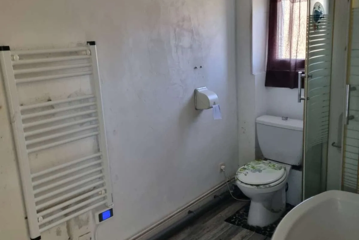 sde/W.C. Maison de campagne à rénover avec grand jardin à Nouziers, Creuse 