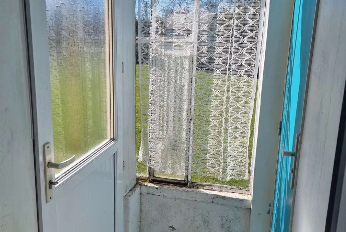 sortie de la cuisine Maison de campagne à rénover avec grand jardin à Nouziers, Creuse 