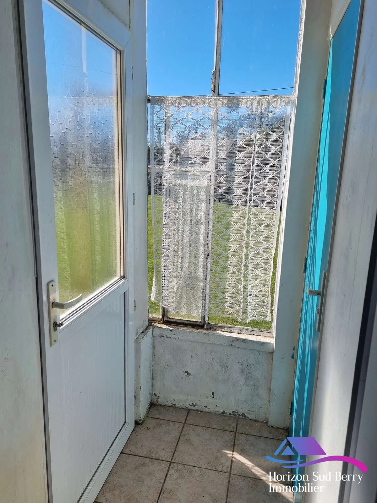 sortie de la cuisine Maison de campagne à rénover avec grand jardin à Nouziers, Creuse 