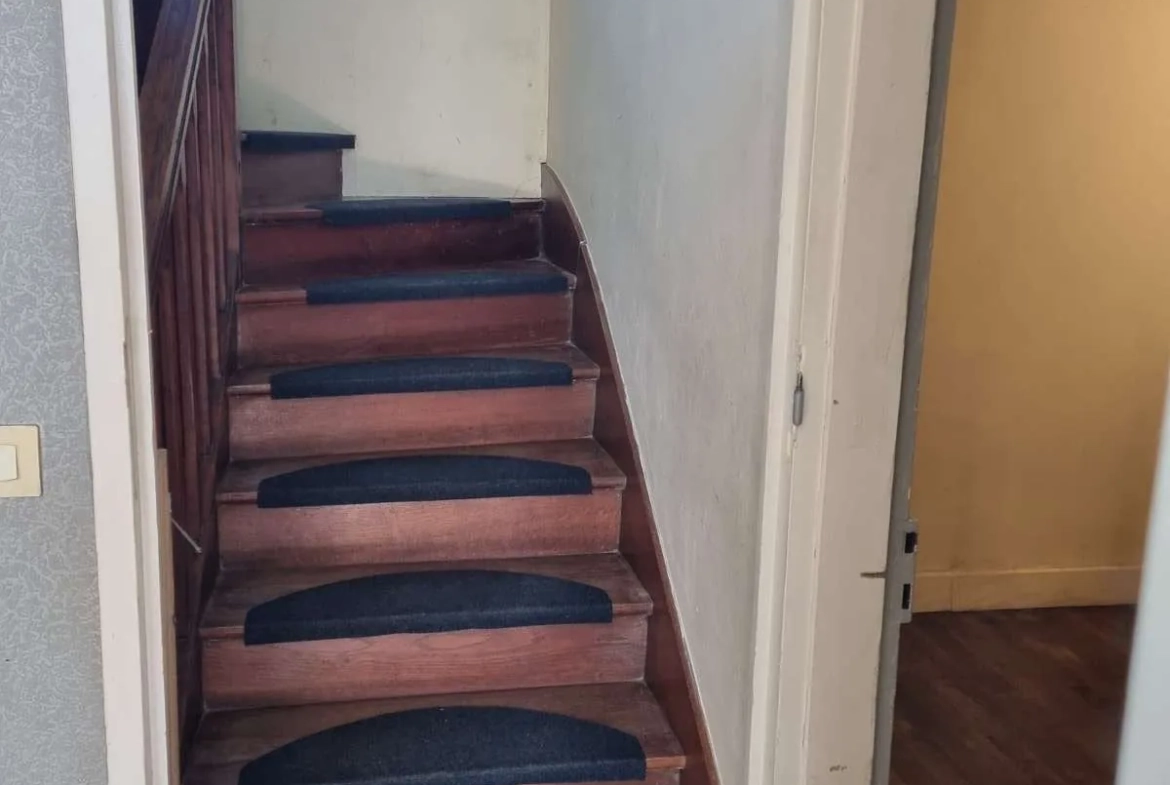 escalier Maison de campagne à rénover avec grand jardin à Nouziers, Creuse 