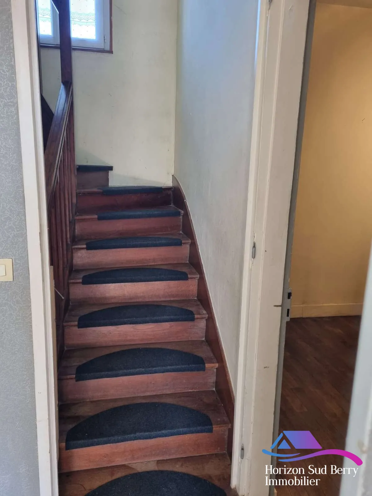 escalier Maison de campagne à rénover avec grand jardin à Nouziers, Creuse 