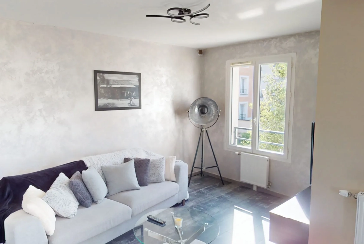Appartement lumineux de 56 m² avec balcon, cave et stationnements à Orléans 