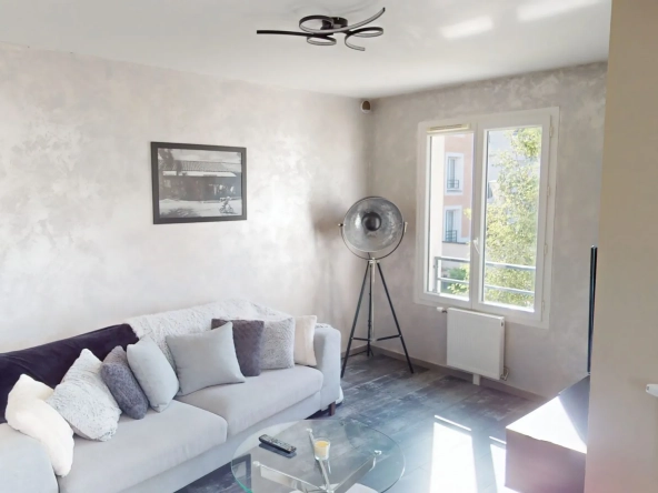 Appartement lumineux de 56 m² avec balcon, cave et stationnements à Orléans