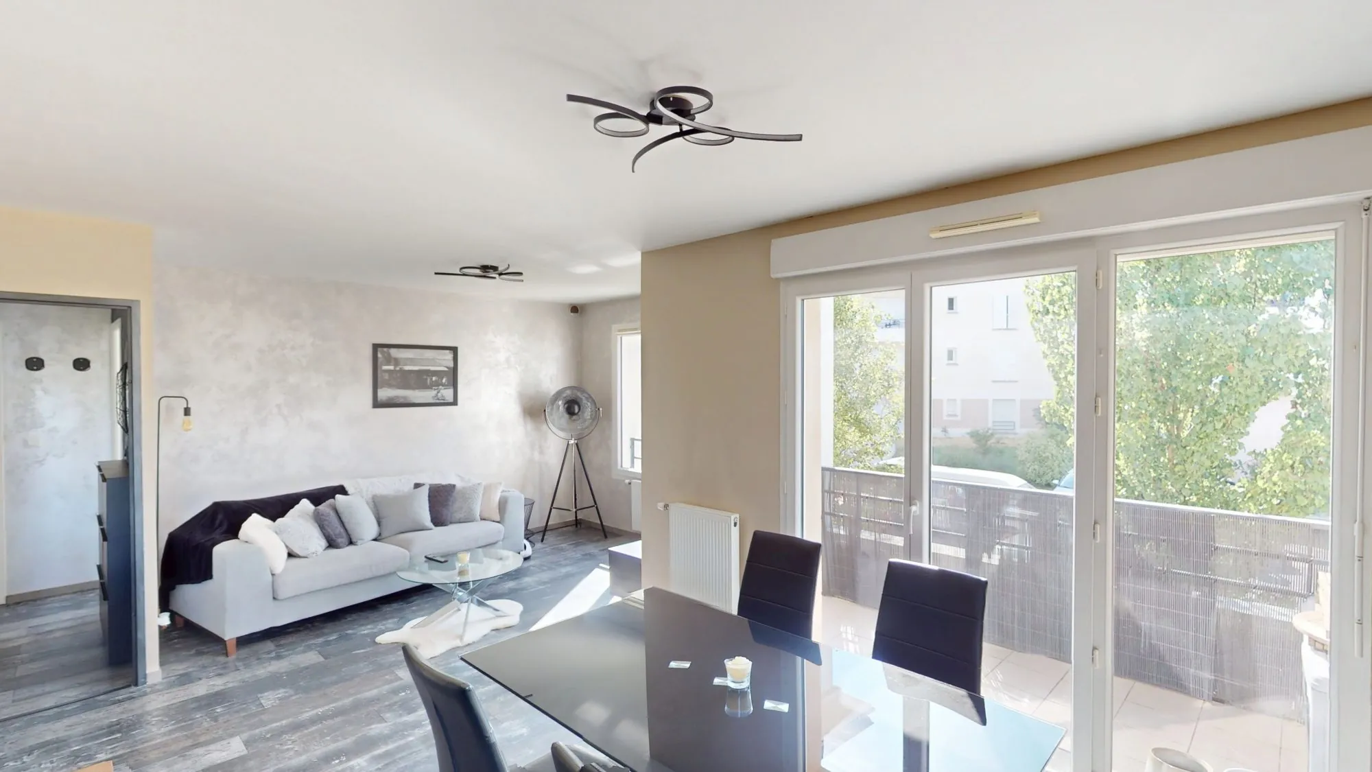 Appartement lumineux de 56 m² avec balcon, cave et stationnements à Orléans 