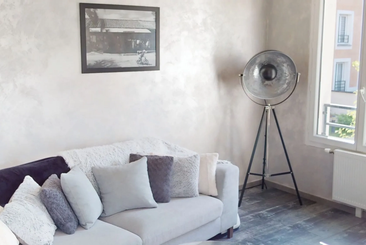 Appartement lumineux de 56 m² avec balcon, cave et stationnements à Orléans 