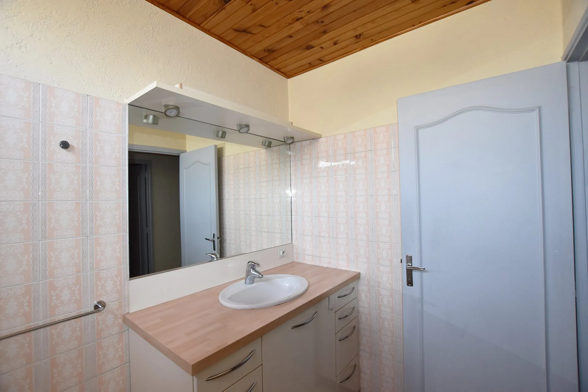 Salle de bains Appartement 78 m² à Nîmes avec parking et cave au Clos d'Orville 