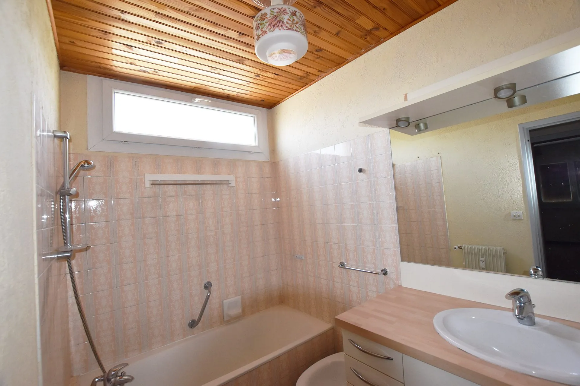 Salle de bains Appartement 78 m² à Nîmes avec parking et cave au Clos d'Orville 