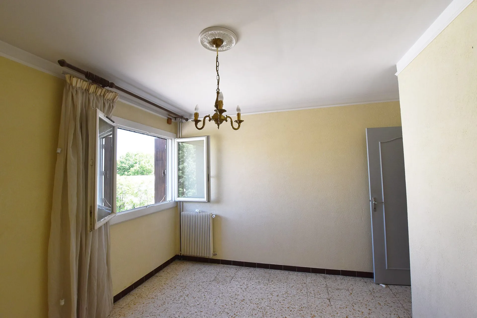 Chambre 1 Appartement 78 m² à Nîmes avec parking et cave au Clos d'Orville 