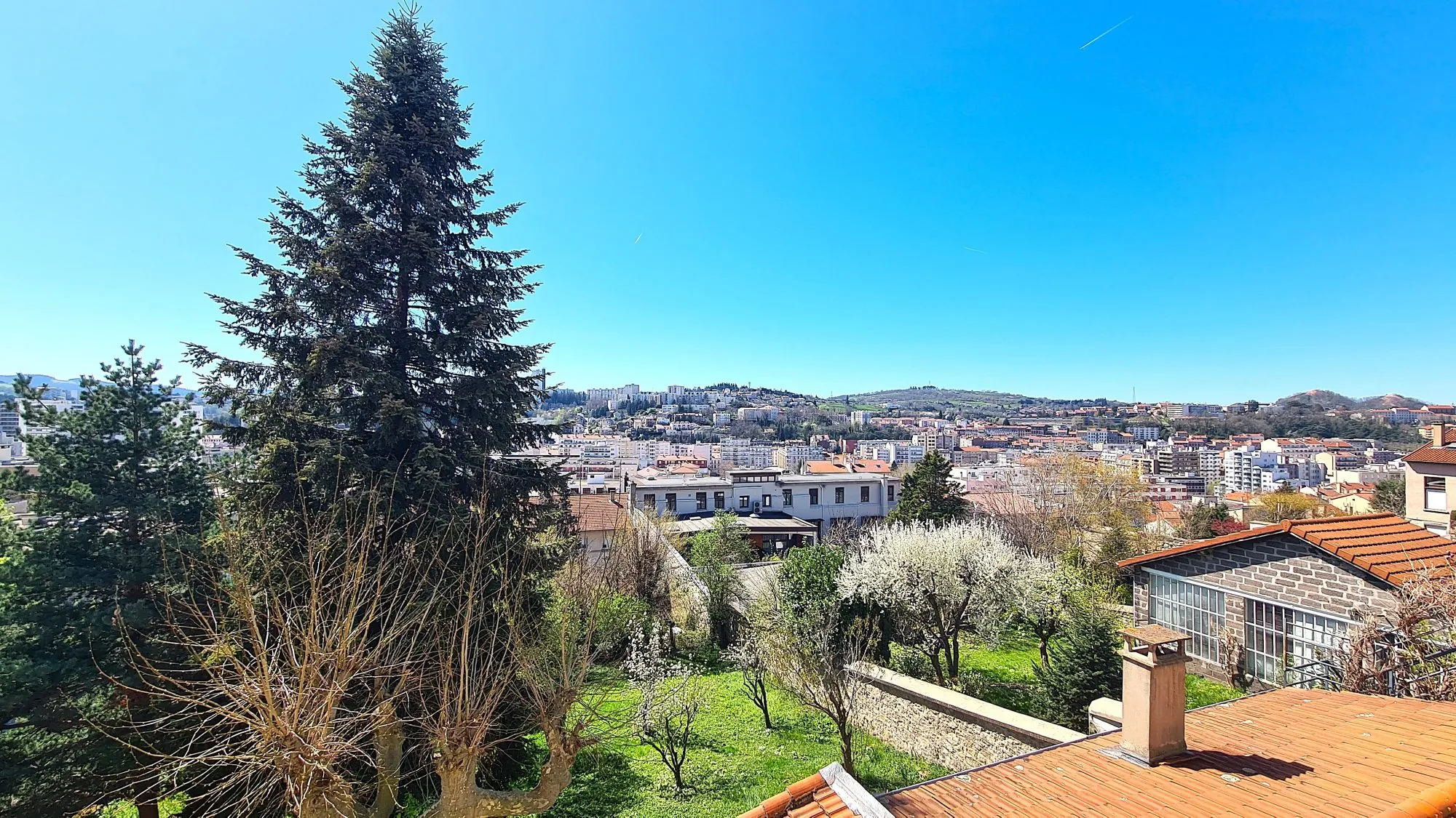 Appartement duplex T3 lumineux avec jardin à Saint-Étienne 